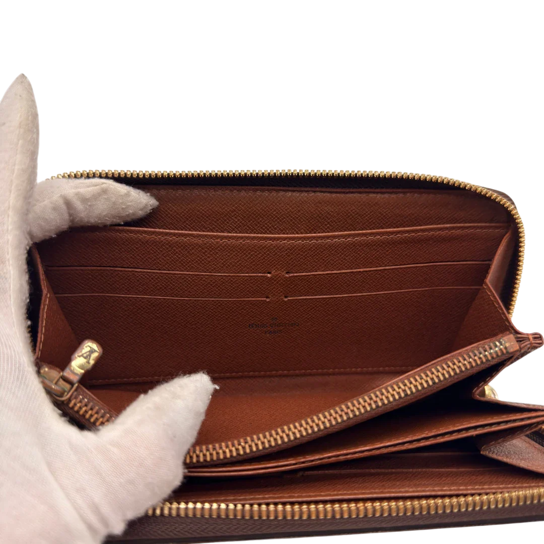 https://cdn.shopify.com/s/files/1/0564/9376/8855/files/Louis_Vuitton_Geldbeutel_Zippy_monogram_braun_17.webp?v=1784241675