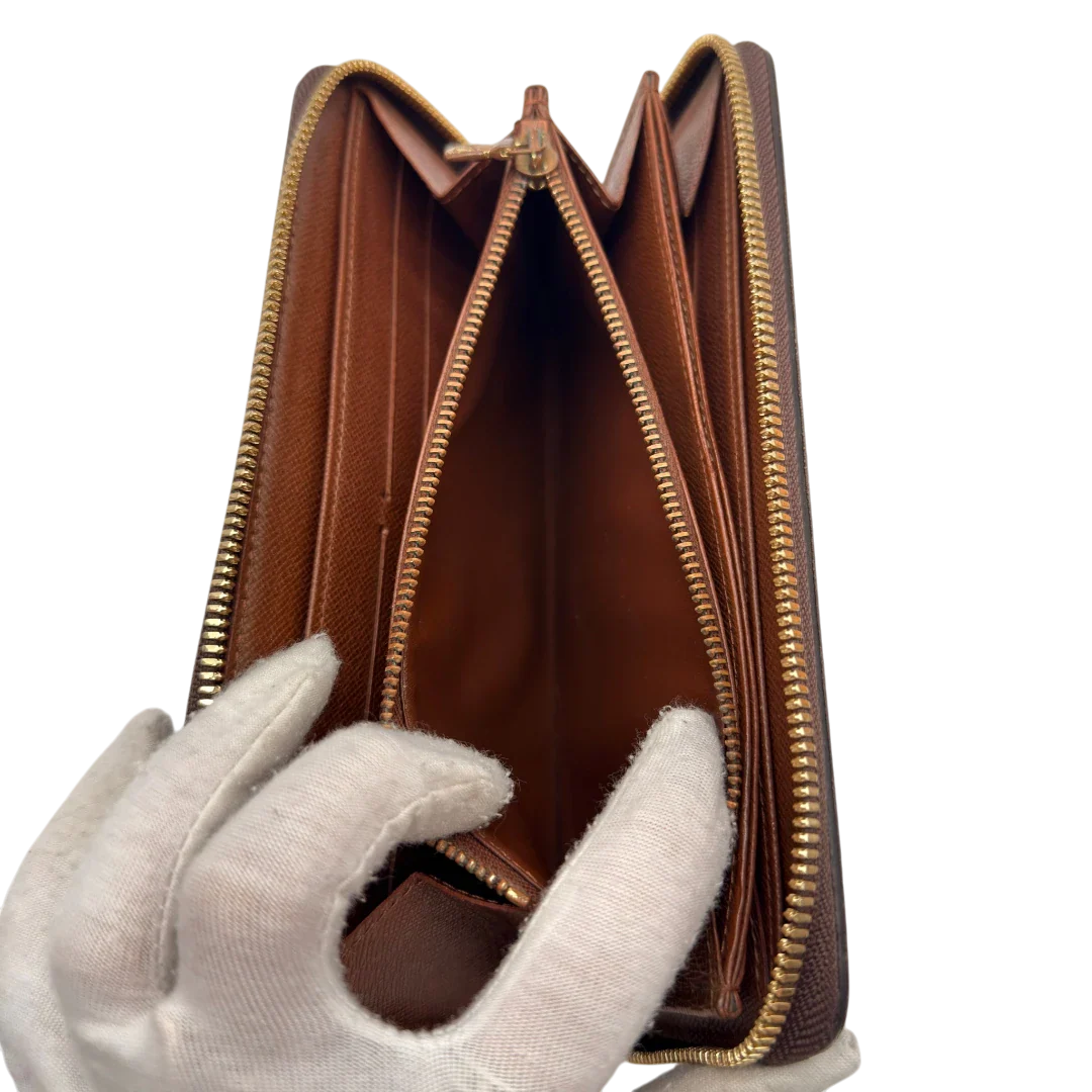 https://cdn.shopify.com/s/files/1/0564/9376/8855/files/Louis_Vuitton_Geldbeutel_Zippy_monogram_braun_19.webp?v=1784241676