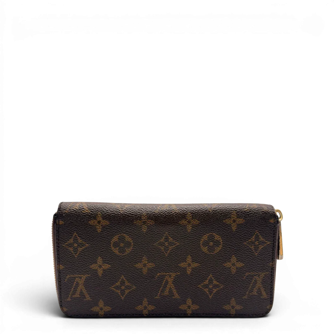 https://cdn.shopify.com/s/files/1/0564/9376/8855/files/Louis_Vuitton_Geldbeutel_Zippy_monogram_braun_2.webp?v=1784241675