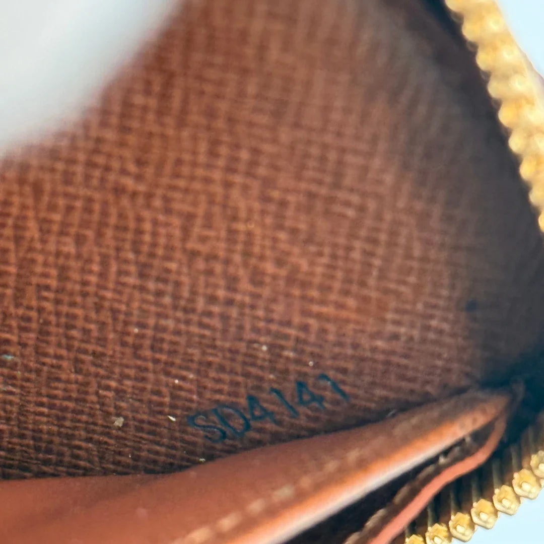 https://cdn.shopify.com/s/files/1/0564/9376/8855/files/Louis_Vuitton_Geldbeutel_Zippy_monogram_braun_20.webp?v=1784241675