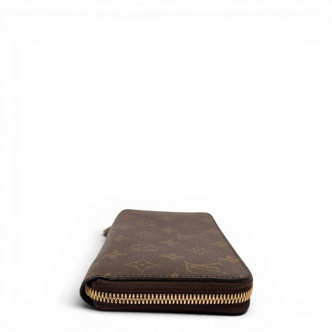 https://cdn.shopify.com/s/files/1/0564/9376/8855/files/Louis_Vuitton_Geldbeutel_Zippy_monogram_braun_3.webp?v=1784241675