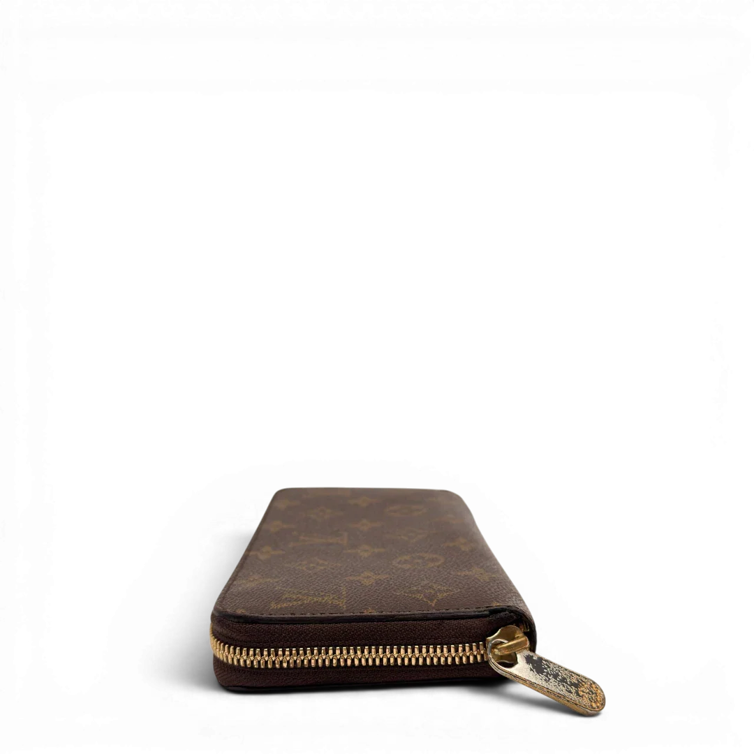 https://cdn.shopify.com/s/files/1/0564/9376/8855/files/Louis_Vuitton_Geldbeutel_Zippy_monogram_braun_4.webp?v=1784241675