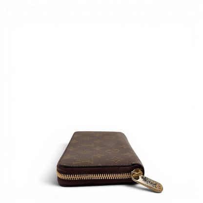 https://cdn.shopify.com/s/files/1/0564/9376/8855/files/Louis_Vuitton_Geldbeutel_Zippy_monogram_braun_4.webp?v=1784241675