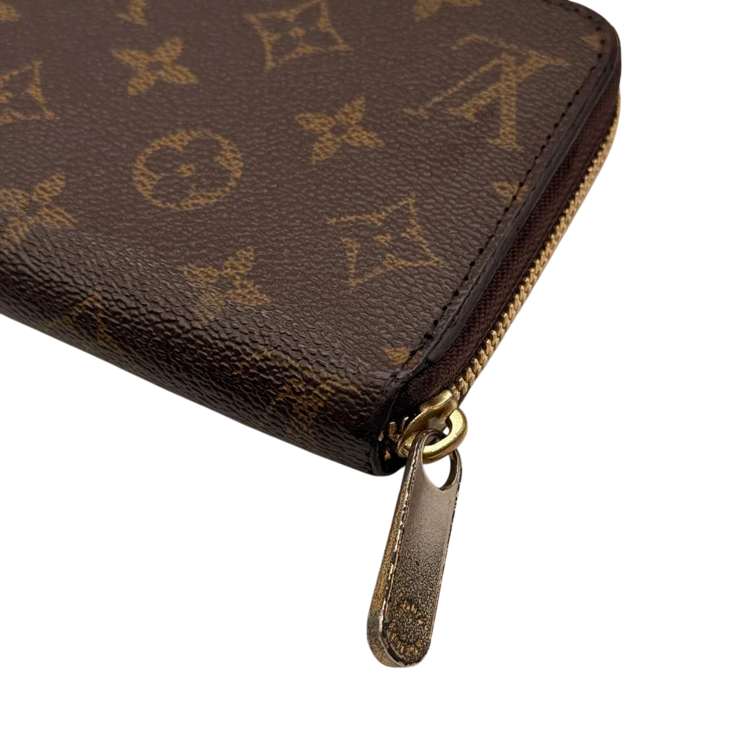 https://cdn.shopify.com/s/files/1/0564/9376/8855/files/Louis_Vuitton_Geldbeutel_Zippy_monogram_braun_7.webp?v=1784241675