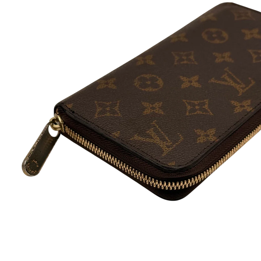 https://cdn.shopify.com/s/files/1/0564/9376/8855/files/Louis_Vuitton_Geldbeutel_Zippy_monogram_braun_9.webp?v=1784241676