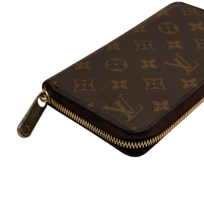 https://cdn.shopify.com/s/files/1/0564/9376/8855/files/Louis_Vuitton_Geldbeutel_Zippy_monogram_braun_9.webp?v=1784241676