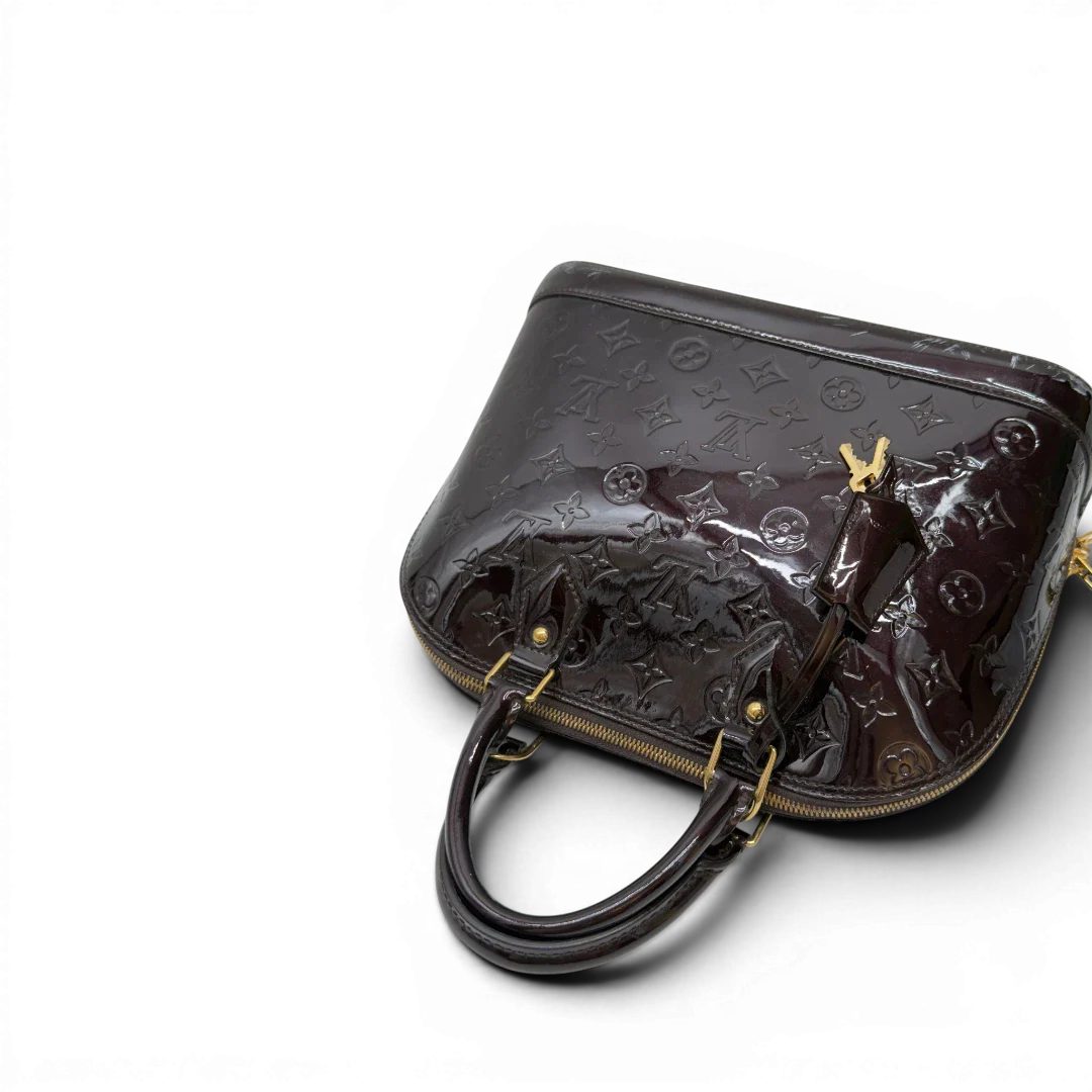 https://cdn.shopify.com/s/files/1/0564/9376/8855/files/Louis_Vuitton_Handtasche_Alma_PM_Vernis_monogram_dunkelrot_10.webp?v=1783516869