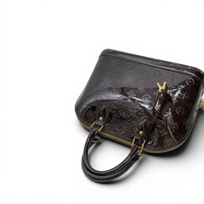 https://cdn.shopify.com/s/files/1/0564/9376/8855/files/Louis_Vuitton_Handtasche_Alma_PM_Vernis_monogram_dunkelrot_10.webp?v=1783516869