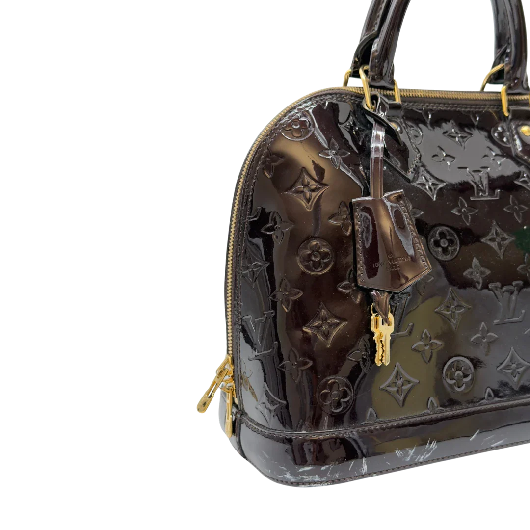 https://cdn.shopify.com/s/files/1/0564/9376/8855/files/Louis_Vuitton_Handtasche_Alma_PM_Vernis_monogram_dunkelrot_12.webp?v=1783516869
