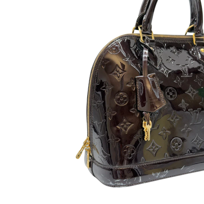 https://cdn.shopify.com/s/files/1/0564/9376/8855/files/Louis_Vuitton_Handtasche_Alma_PM_Vernis_monogram_dunkelrot_12.webp?v=1783516869