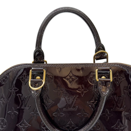 https://cdn.shopify.com/s/files/1/0564/9376/8855/files/Louis_Vuitton_Handtasche_Alma_PM_Vernis_monogram_dunkelrot_13.webp?v=1783516869