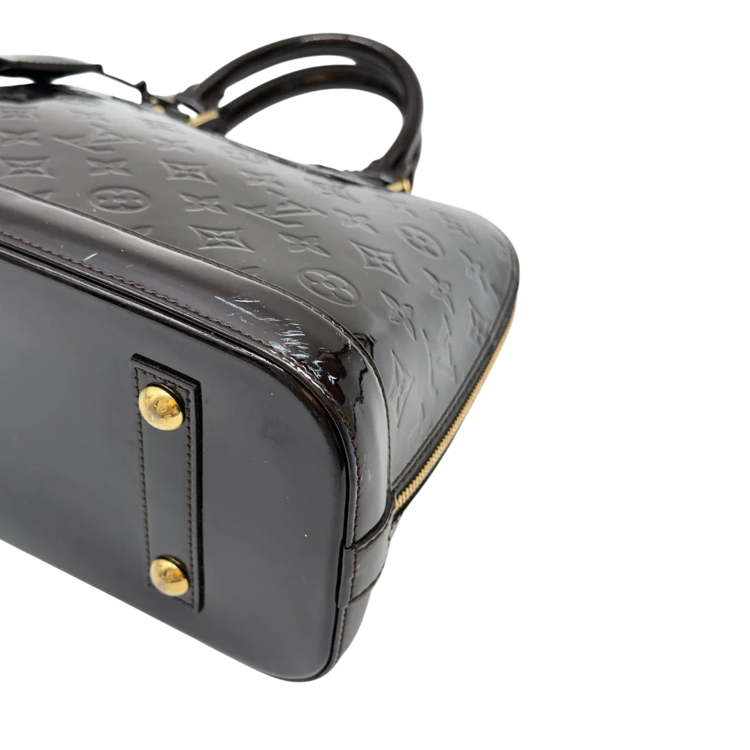 https://cdn.shopify.com/s/files/1/0564/9376/8855/files/Louis_Vuitton_Handtasche_Alma_PM_Vernis_monogram_dunkelrot_14.webp?v=1783516869
