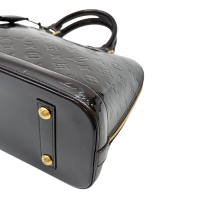 https://cdn.shopify.com/s/files/1/0564/9376/8855/files/Louis_Vuitton_Handtasche_Alma_PM_Vernis_monogram_dunkelrot_14.webp?v=1783516869