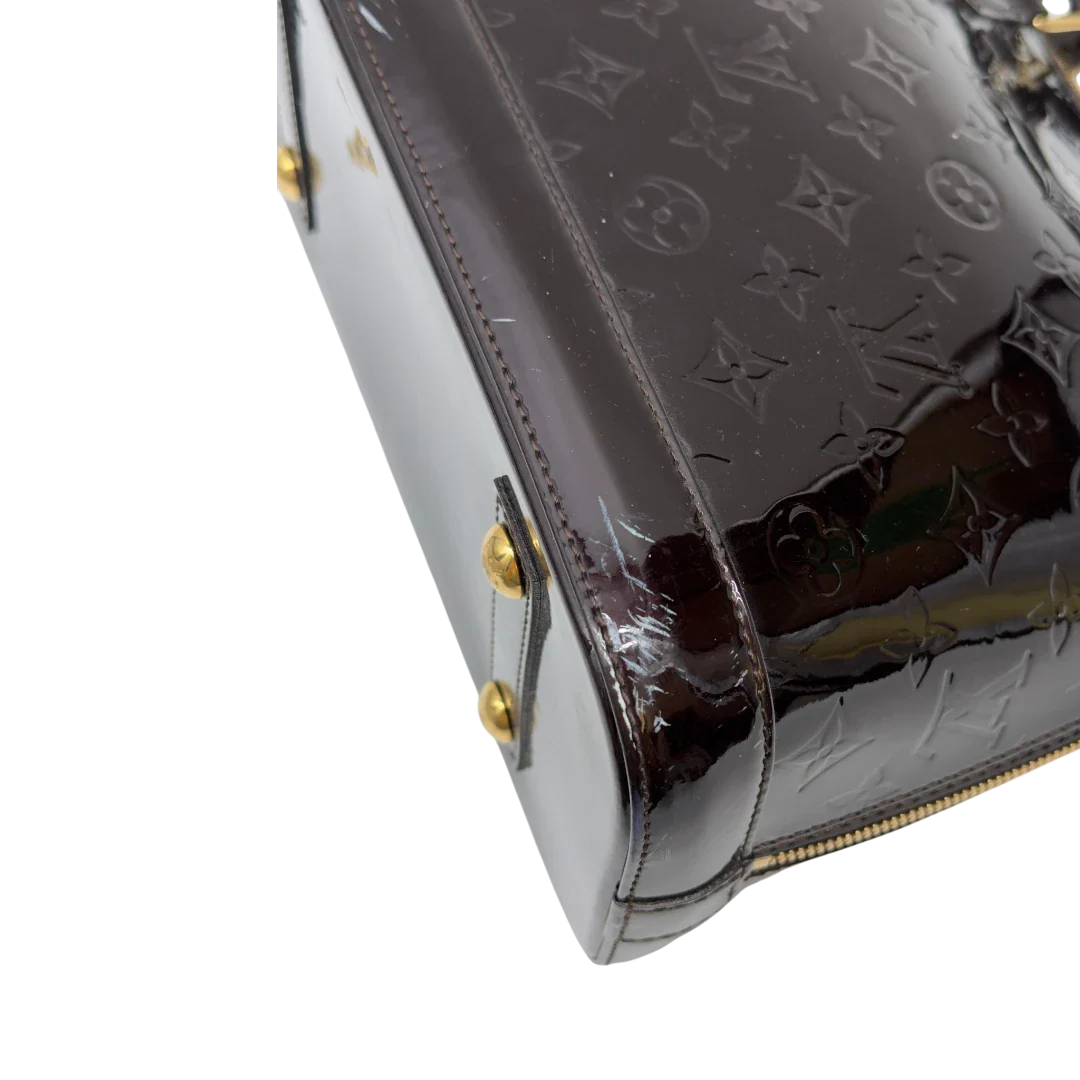 https://cdn.shopify.com/s/files/1/0564/9376/8855/files/Louis_Vuitton_Handtasche_Alma_PM_Vernis_monogram_dunkelrot_15.webp?v=1783516869