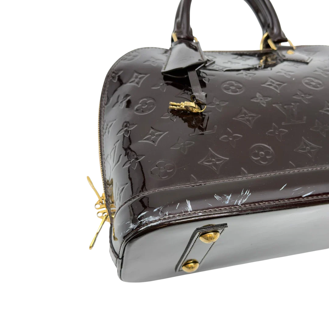 https://cdn.shopify.com/s/files/1/0564/9376/8855/files/Louis_Vuitton_Handtasche_Alma_PM_Vernis_monogram_dunkelrot_16.webp?v=1783516869