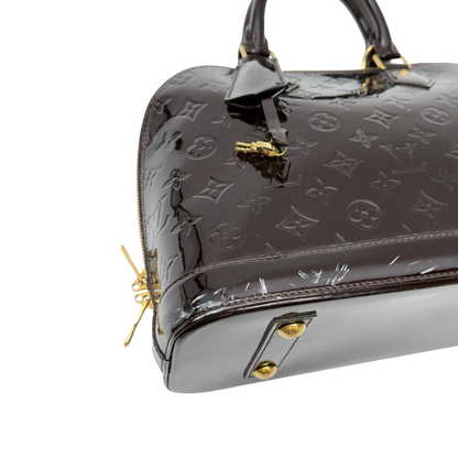 https://cdn.shopify.com/s/files/1/0564/9376/8855/files/Louis_Vuitton_Handtasche_Alma_PM_Vernis_monogram_dunkelrot_16.webp?v=1783516869
