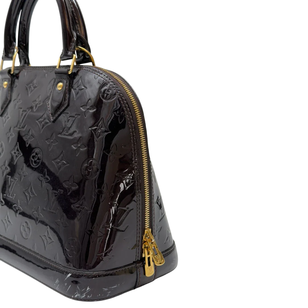 https://cdn.shopify.com/s/files/1/0564/9376/8855/files/Louis_Vuitton_Handtasche_Alma_PM_Vernis_monogram_dunkelrot_17.webp?v=1783516869