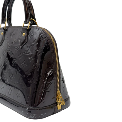 https://cdn.shopify.com/s/files/1/0564/9376/8855/files/Louis_Vuitton_Handtasche_Alma_PM_Vernis_monogram_dunkelrot_17.webp?v=1783516869