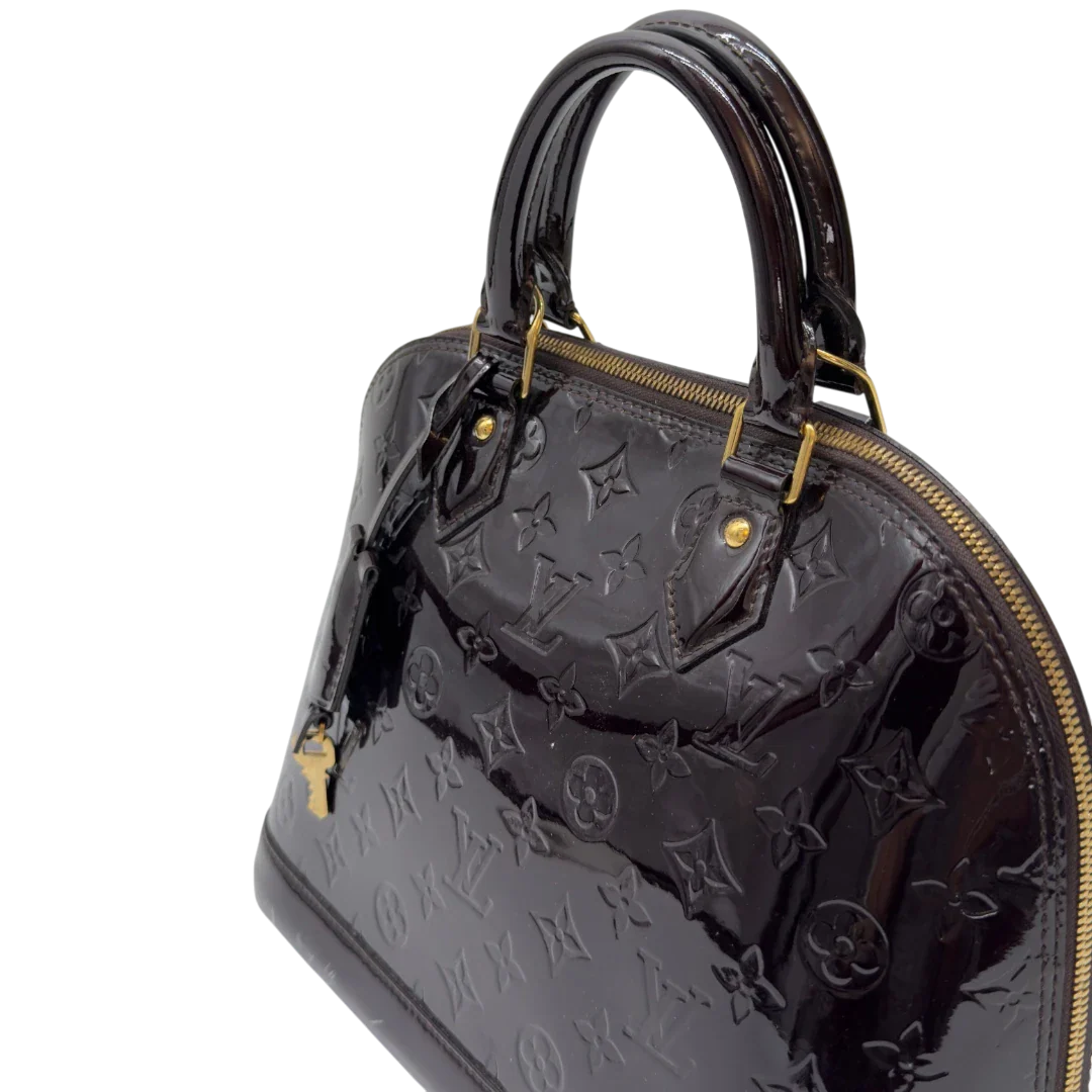 https://cdn.shopify.com/s/files/1/0564/9376/8855/files/Louis_Vuitton_Handtasche_Alma_PM_Vernis_monogram_dunkelrot_19.webp?v=1783516869