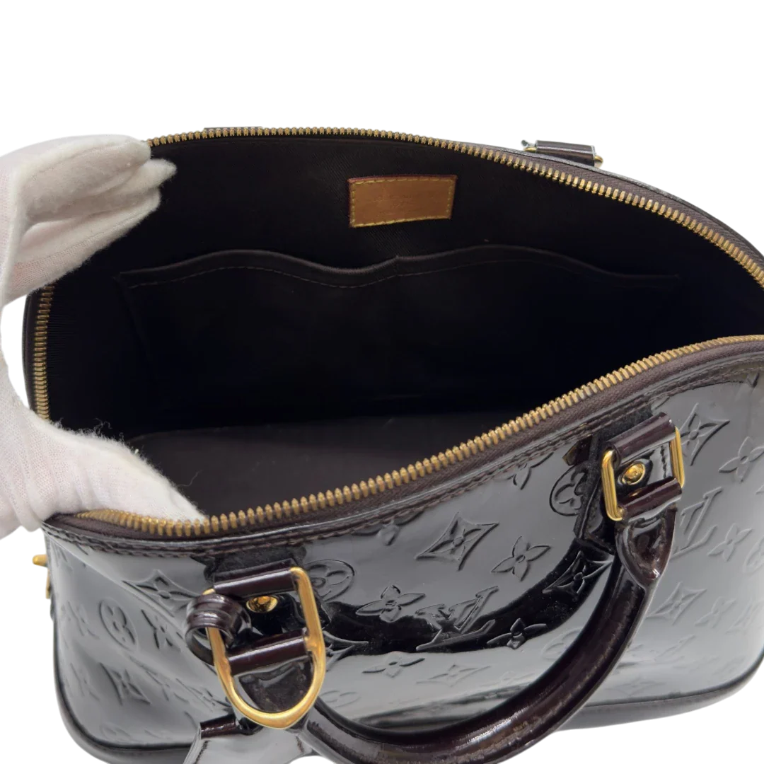 https://cdn.shopify.com/s/files/1/0564/9376/8855/files/Louis_Vuitton_Handtasche_Alma_PM_Vernis_monogram_dunkelrot_22.webp?v=1783516869