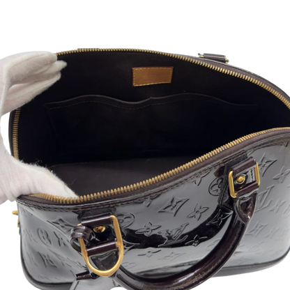 https://cdn.shopify.com/s/files/1/0564/9376/8855/files/Louis_Vuitton_Handtasche_Alma_PM_Vernis_monogram_dunkelrot_22.webp?v=1783516869