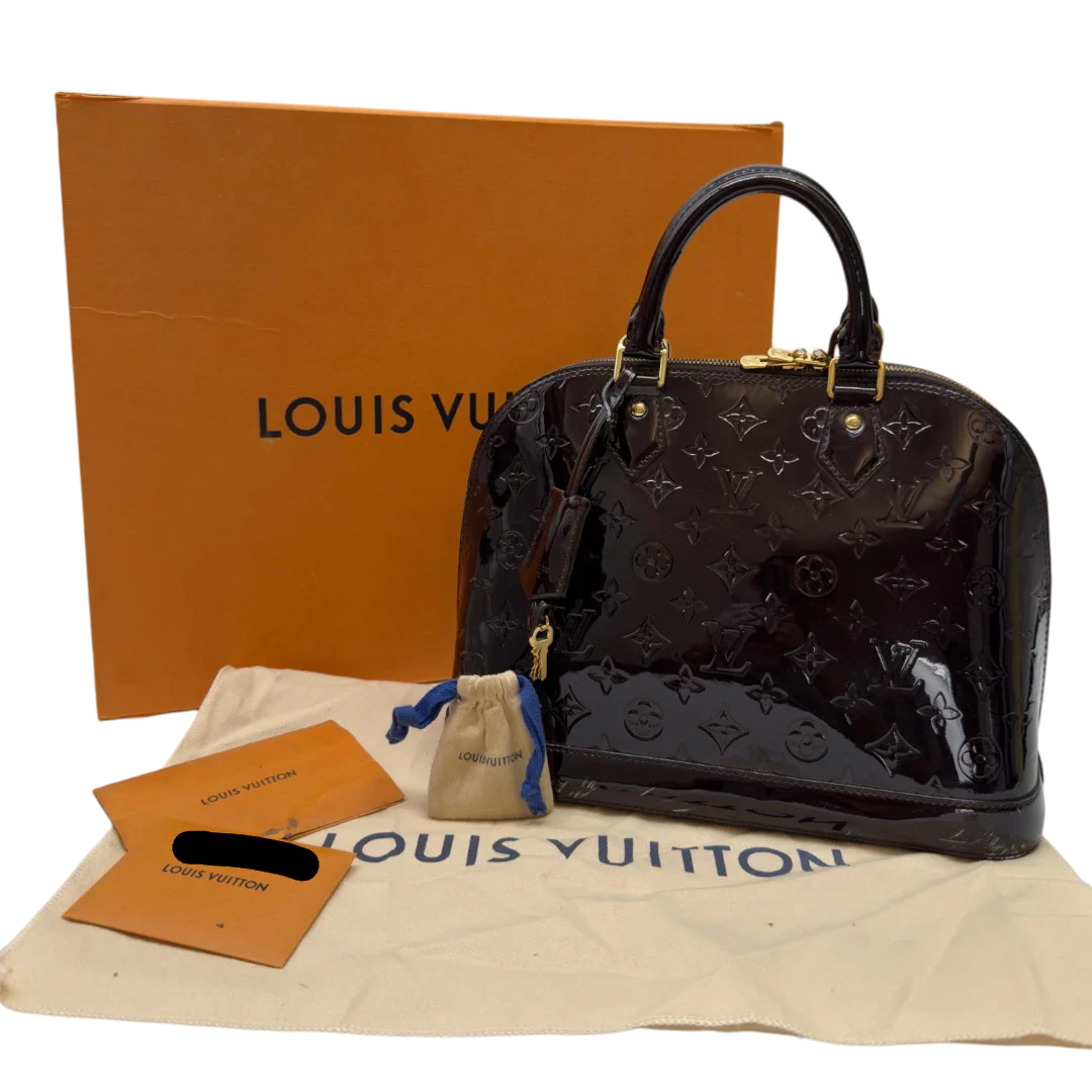 https://cdn.shopify.com/s/files/1/0564/9376/8855/files/Louis_Vuitton_Handtasche_Alma_PM_Vernis_monogram_dunkelrot_25.webp?v=1783517135