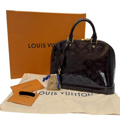 https://cdn.shopify.com/s/files/1/0564/9376/8855/files/Louis_Vuitton_Handtasche_Alma_PM_Vernis_monogram_dunkelrot_25.webp?v=1783517135