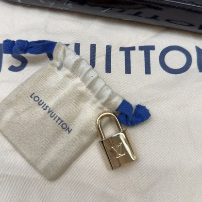 https://cdn.shopify.com/s/files/1/0564/9376/8855/files/Louis_Vuitton_Handtasche_Alma_PM_Vernis_monogram_dunkelrot_26.webp?v=1783516869