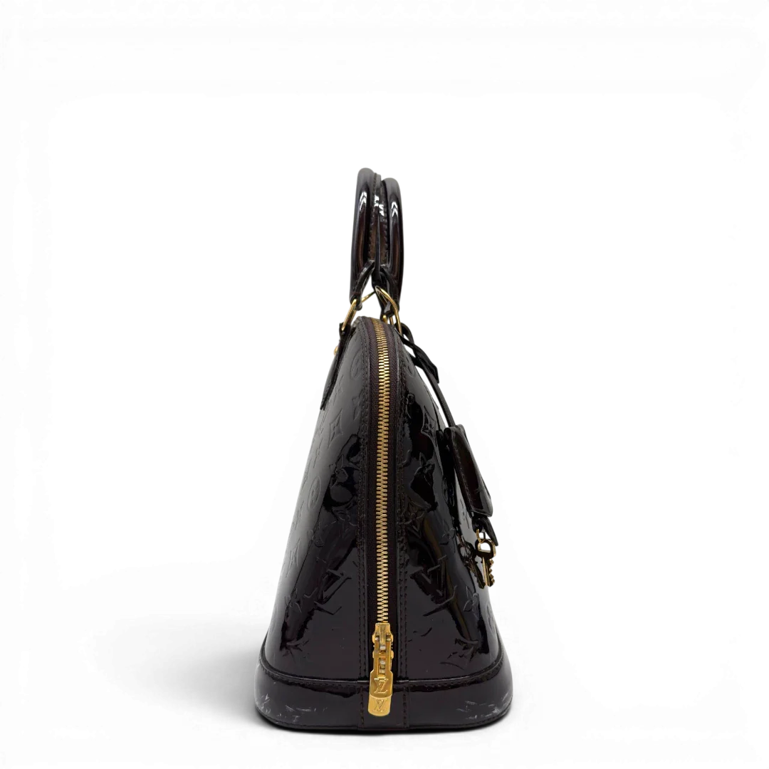 https://cdn.shopify.com/s/files/1/0564/9376/8855/files/Louis_Vuitton_Handtasche_Alma_PM_Vernis_monogram_dunkelrot_4.webp?v=1783516869