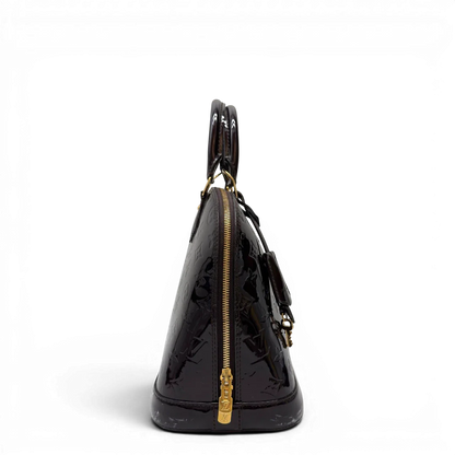 https://cdn.shopify.com/s/files/1/0564/9376/8855/files/Louis_Vuitton_Handtasche_Alma_PM_Vernis_monogram_dunkelrot_4.webp?v=1783516869