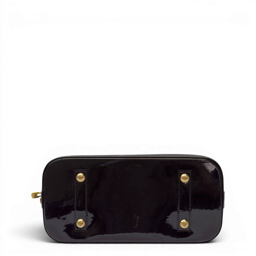 https://cdn.shopify.com/s/files/1/0564/9376/8855/files/Louis_Vuitton_Handtasche_Alma_PM_Vernis_monogram_dunkelrot_5.webp?v=1783516868