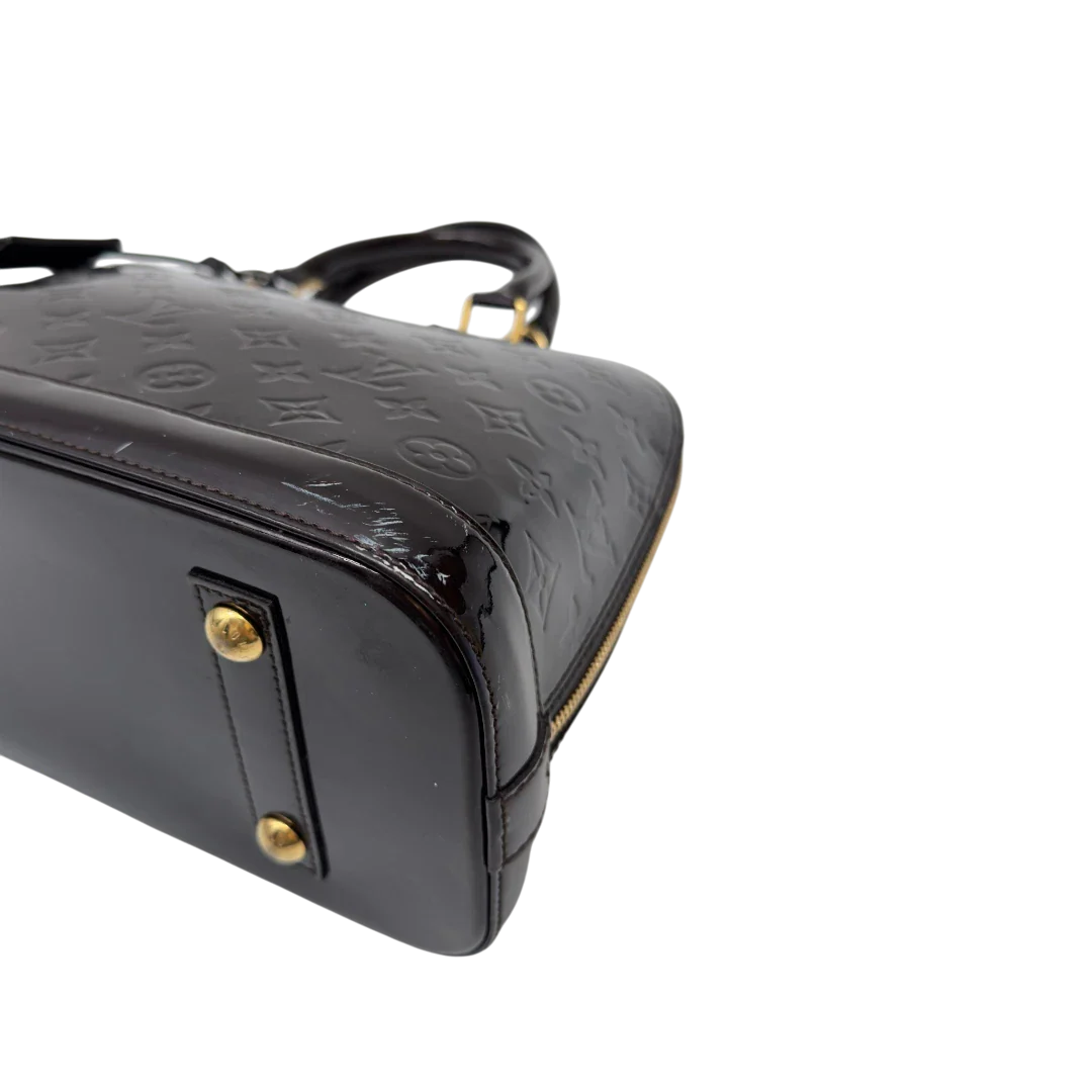 https://cdn.shopify.com/s/files/1/0564/9376/8855/files/Louis_Vuitton_Handtasche_Alma_PM_Vernis_monogram_dunkelrot_6.webp?v=1783516869