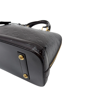 https://cdn.shopify.com/s/files/1/0564/9376/8855/files/Louis_Vuitton_Handtasche_Alma_PM_Vernis_monogram_dunkelrot_6.webp?v=1783516869