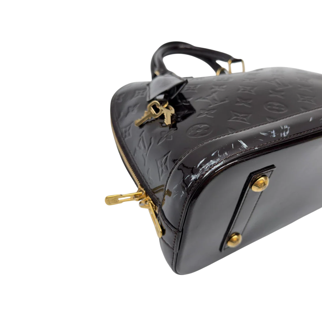 https://cdn.shopify.com/s/files/1/0564/9376/8855/files/Louis_Vuitton_Handtasche_Alma_PM_Vernis_monogram_dunkelrot_7.webp?v=1783516868