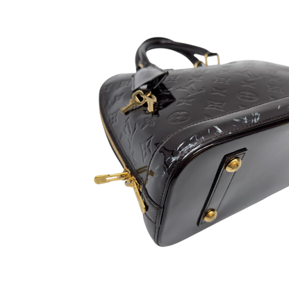 https://cdn.shopify.com/s/files/1/0564/9376/8855/files/Louis_Vuitton_Handtasche_Alma_PM_Vernis_monogram_dunkelrot_7.webp?v=1783516868