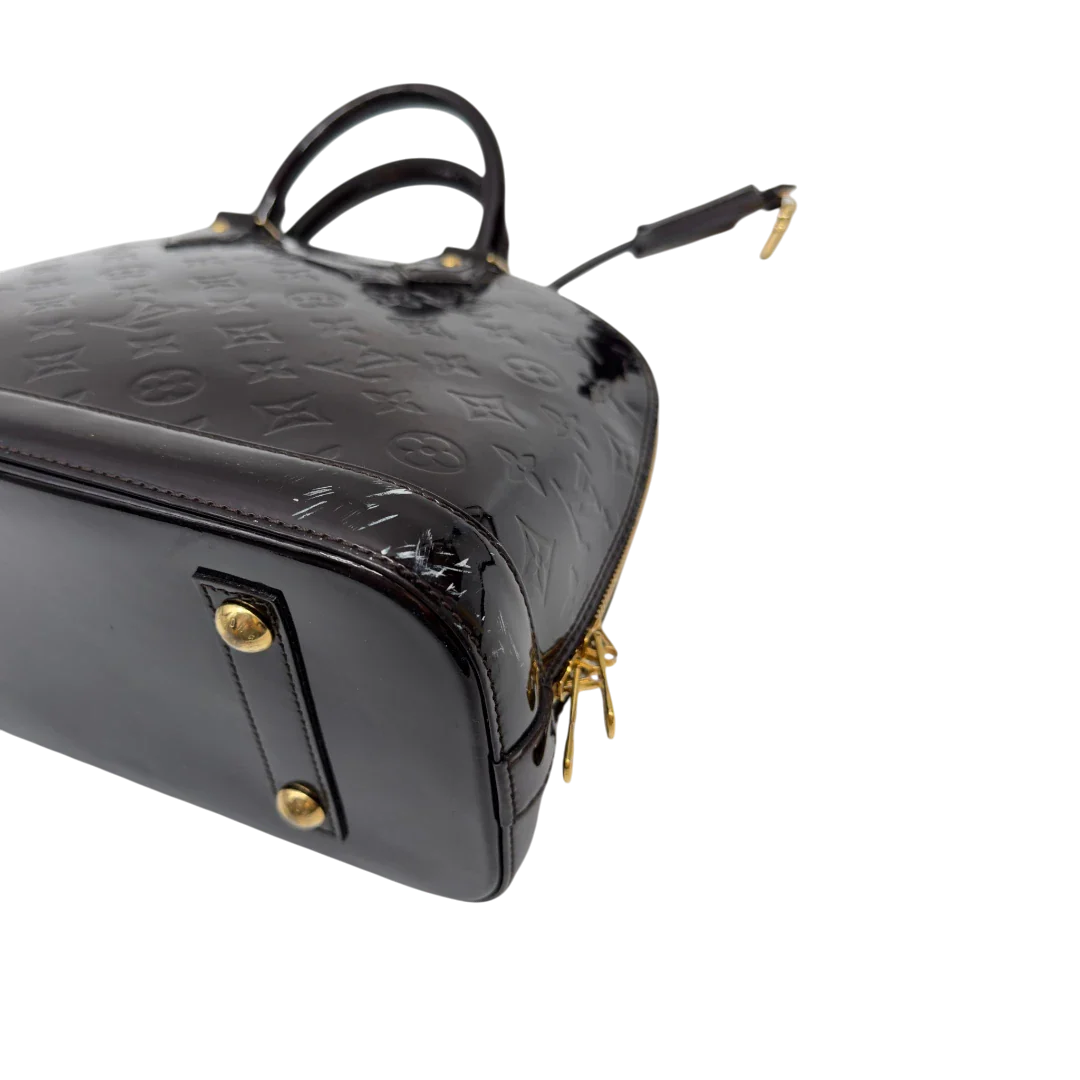 https://cdn.shopify.com/s/files/1/0564/9376/8855/files/Louis_Vuitton_Handtasche_Alma_PM_Vernis_monogram_dunkelrot_8.webp?v=1783516869