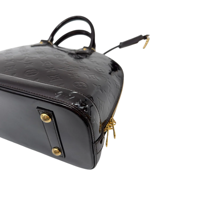 https://cdn.shopify.com/s/files/1/0564/9376/8855/files/Louis_Vuitton_Handtasche_Alma_PM_Vernis_monogram_dunkelrot_8.webp?v=1783516869