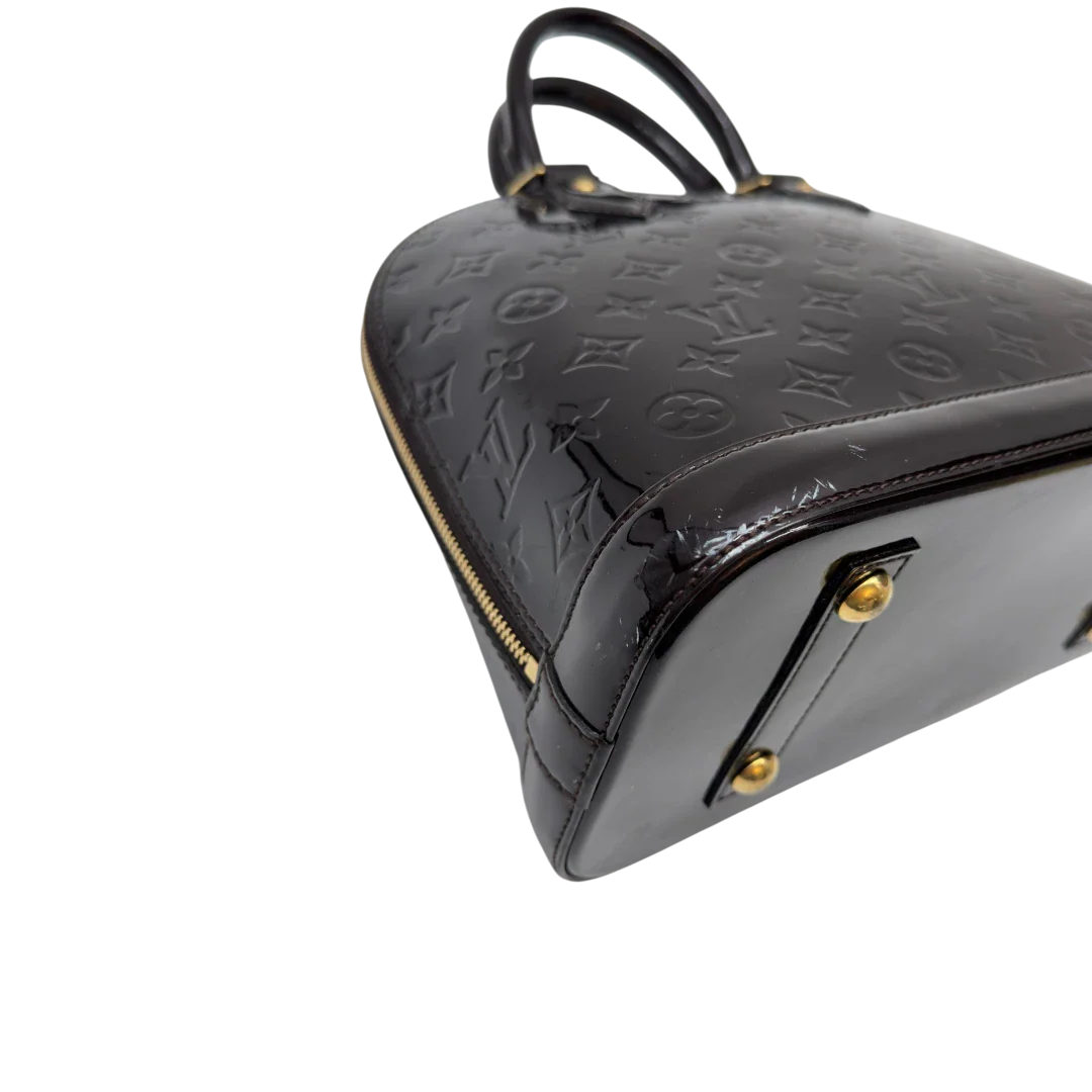 https://cdn.shopify.com/s/files/1/0564/9376/8855/files/Louis_Vuitton_Handtasche_Alma_PM_Vernis_monogram_dunkelrot_9.webp?v=1783516869