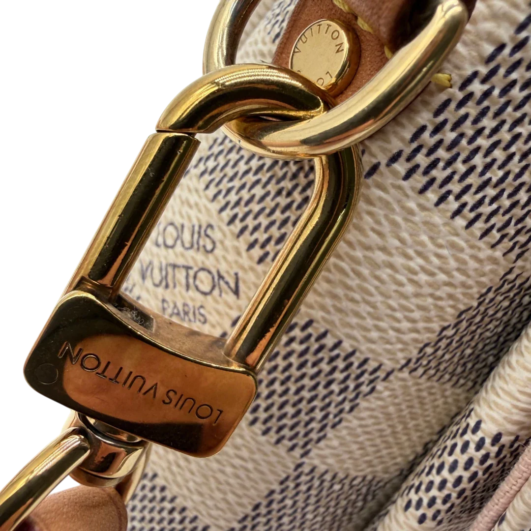 https://cdn.shopify.com/s/files/1/0564/9376/8855/files/Louis_Vuitton_Handtasche_Croisette_mit_Umhangegurt_Damier_Azur_weiss_vintage_LV7126.webp?v=1779894277