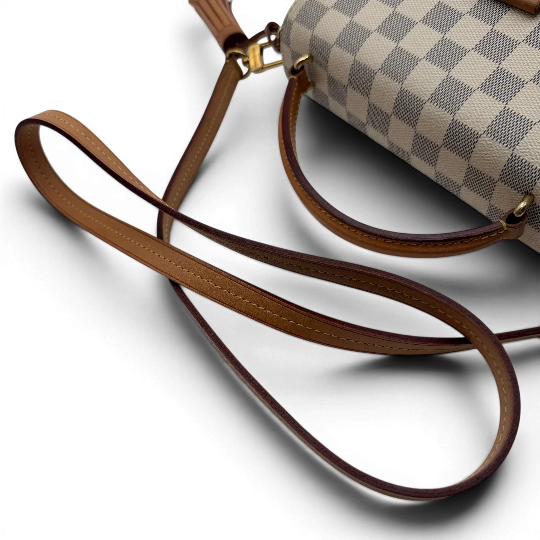https://cdn.shopify.com/s/files/1/0564/9376/8855/files/Louis_Vuitton_Handtasche_Croisette_mit_Umhangegurt_Damier_Azur_weiss_vintage_LV7127.webp?v=1779894278