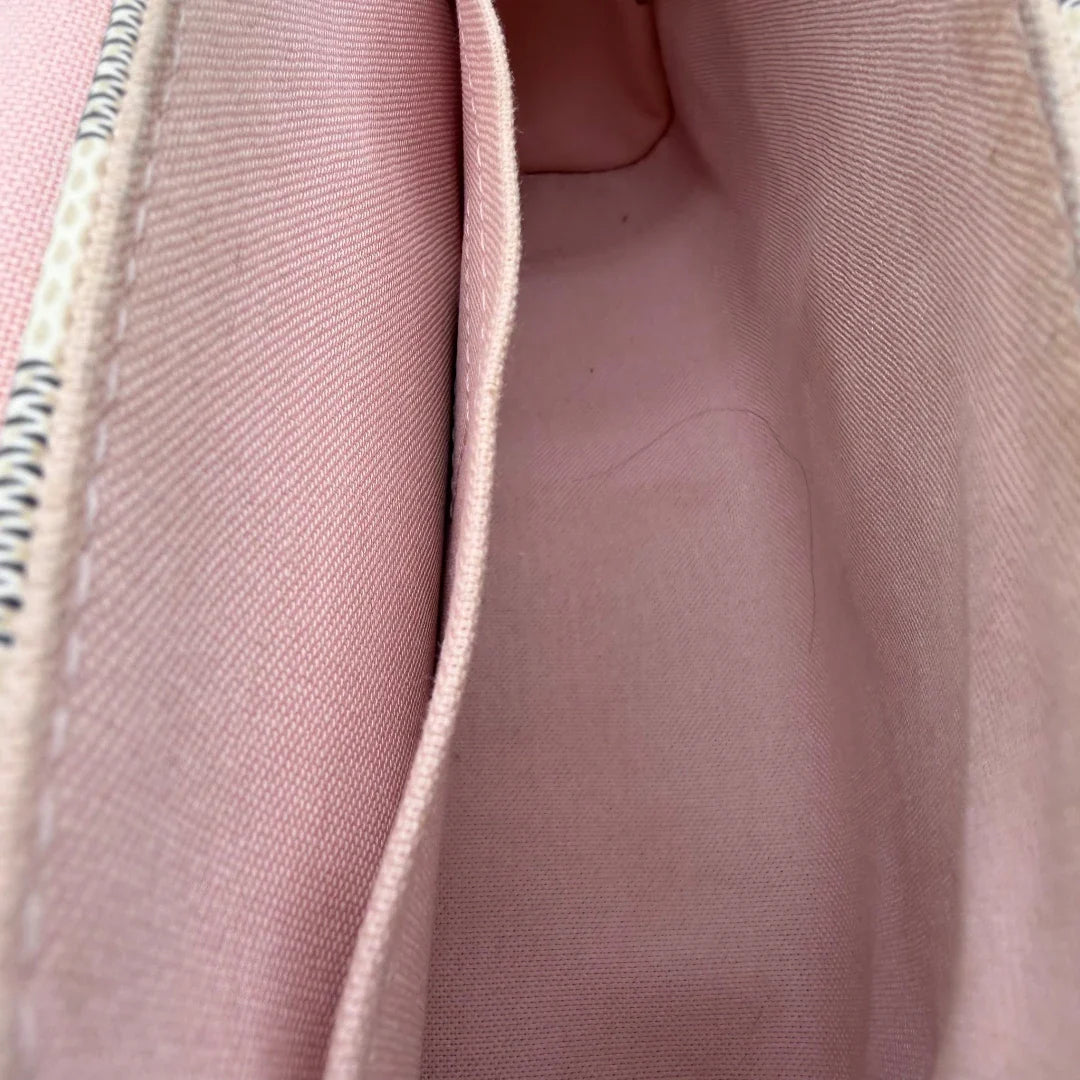 https://cdn.shopify.com/s/files/1/0564/9376/8855/files/Louis_Vuitton_Handtasche_Croisette_mit_Umhangegurt_Damier_Azur_weiss_vintage_LV7132.webp?v=1779894278