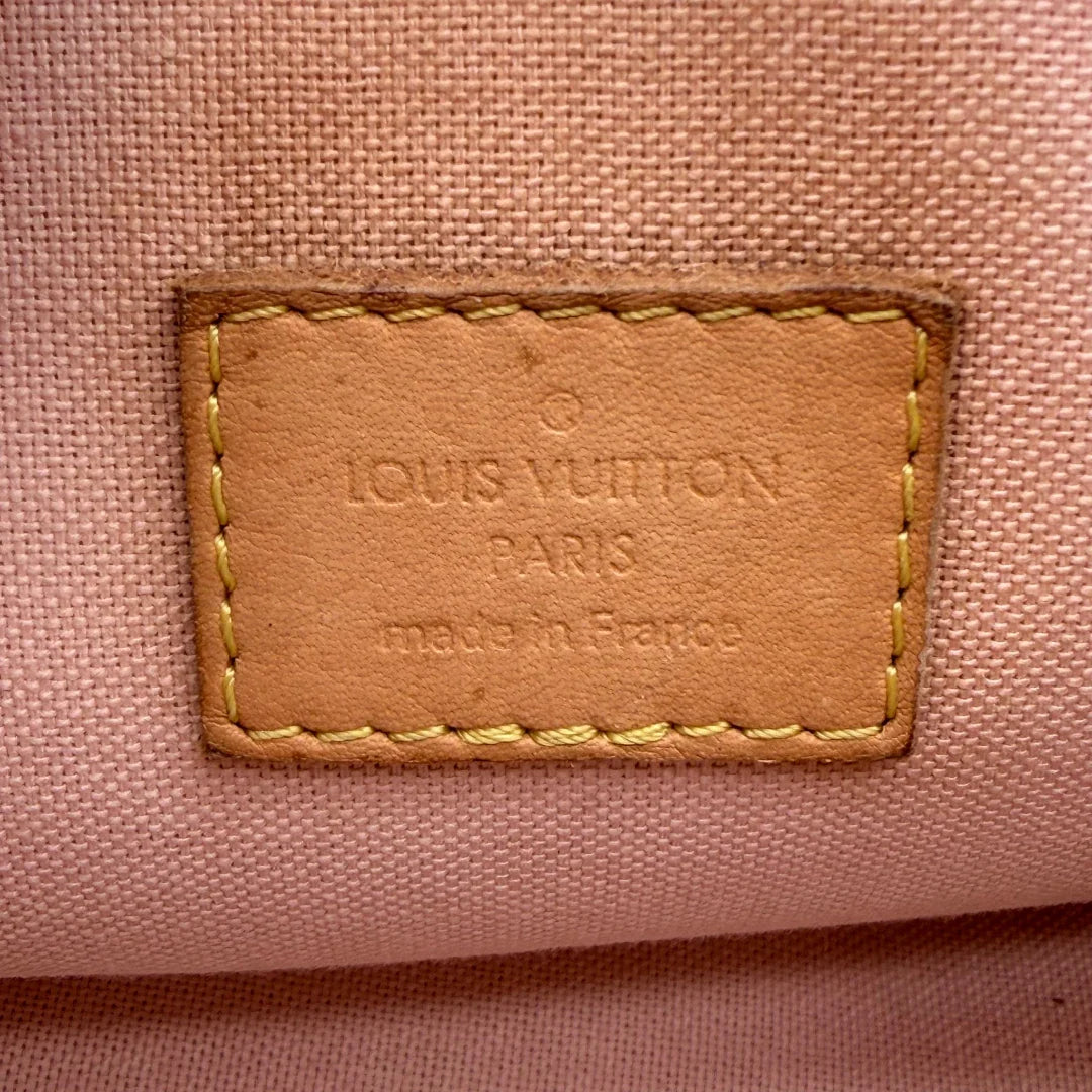 https://cdn.shopify.com/s/files/1/0564/9376/8855/files/Louis_Vuitton_Handtasche_Croisette_mit_Umhangegurt_Damier_Azur_weiss_vintage_LV7133.webp?v=1779894278