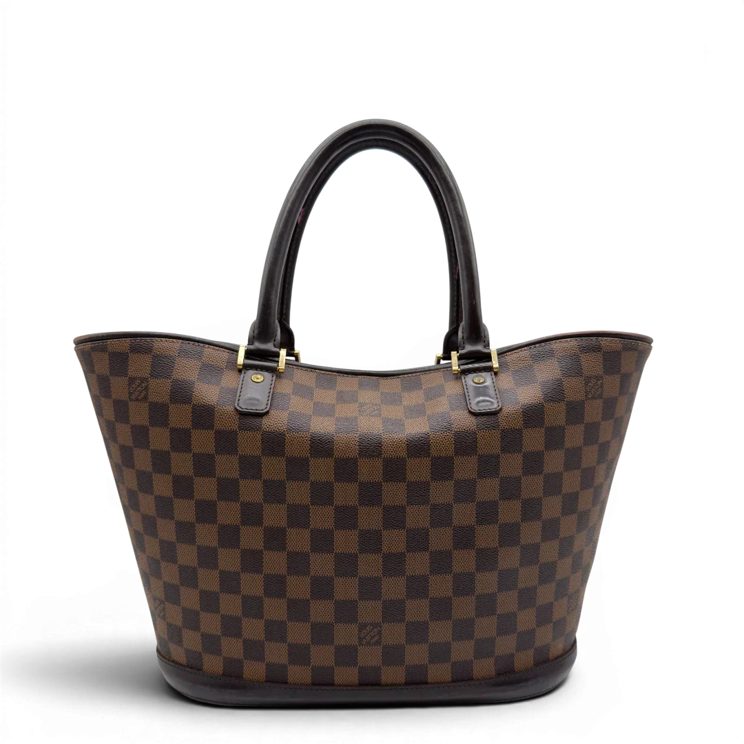https://cdn.shopify.com/s/files/1/0564/9376/8855/files/Louis_Vuitton_Handtasche_Manosque_GM_Damier_Ebene_braun_vintage_LV8285.webp?v=1780408246