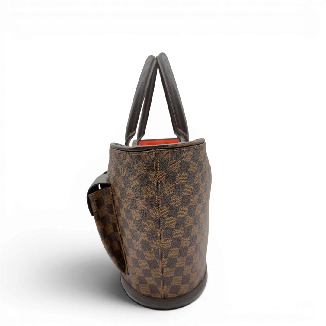 https://cdn.shopify.com/s/files/1/0564/9376/8855/files/Louis_Vuitton_Handtasche_Manosque_GM_Damier_Ebene_braun_vintage_LV8286.webp?v=1780408246