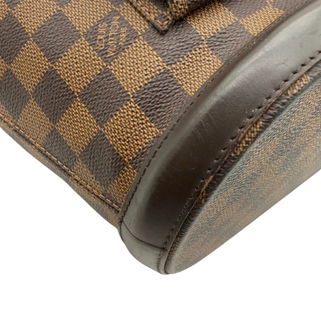 https://cdn.shopify.com/s/files/1/0564/9376/8855/files/Louis_Vuitton_Handtasche_Manosque_GM_Damier_Ebene_braun_vintage_LV8290.webp?v=1780408246