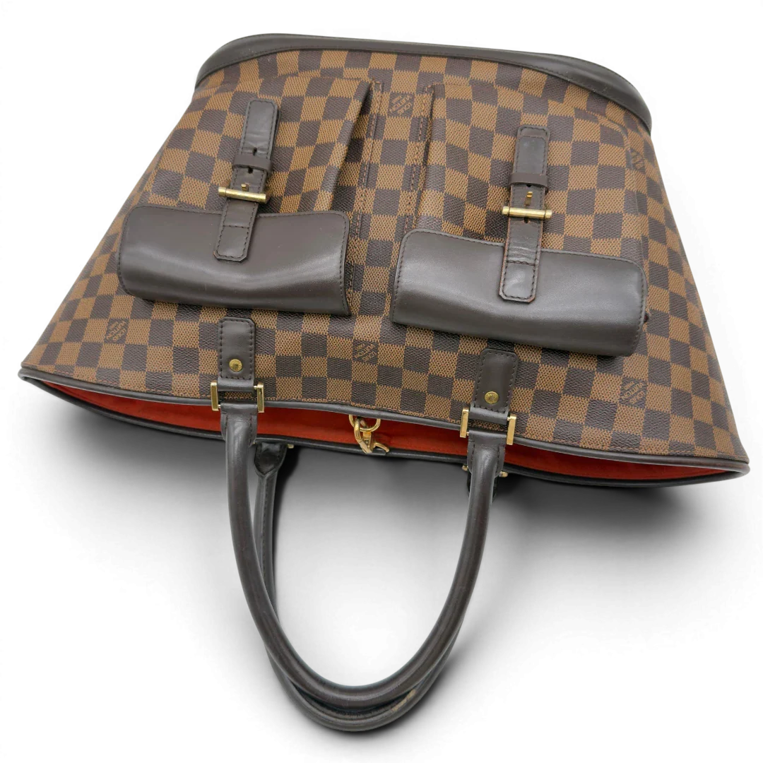 https://cdn.shopify.com/s/files/1/0564/9376/8855/files/Louis_Vuitton_Handtasche_Manosque_GM_Damier_Ebene_braun_vintage_LV8293.webp?v=1780408247