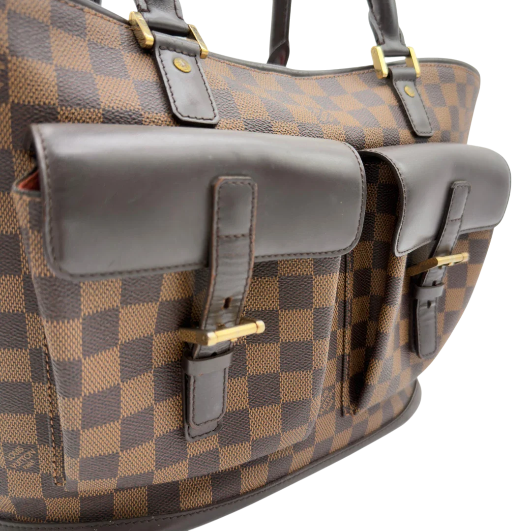 https://cdn.shopify.com/s/files/1/0564/9376/8855/files/Louis_Vuitton_Handtasche_Manosque_GM_Damier_Ebene_braun_vintage_LV8294.webp?v=1780408246