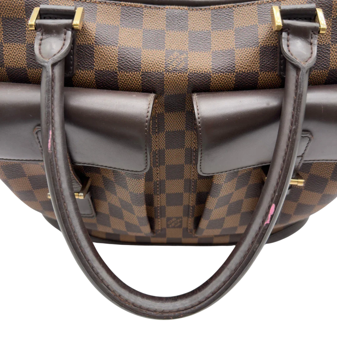 https://cdn.shopify.com/s/files/1/0564/9376/8855/files/Louis_Vuitton_Handtasche_Manosque_GM_Damier_Ebene_braun_vintage_LV8295.webp?v=1780408247