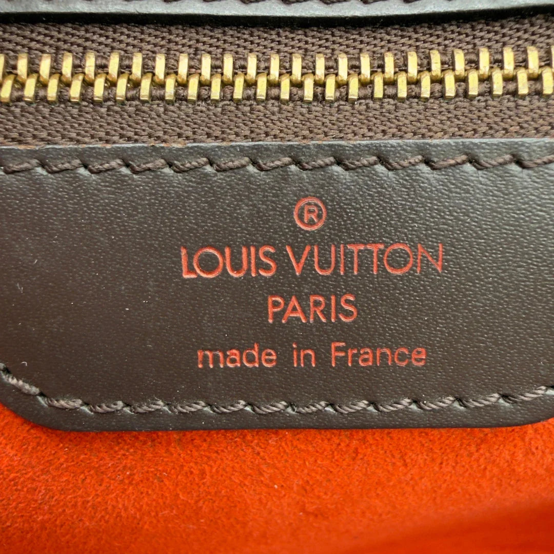 https://cdn.shopify.com/s/files/1/0564/9376/8855/files/Louis_Vuitton_Handtasche_Manosque_GM_Damier_Ebene_braun_vintage_LV8301.webp?v=1780408247