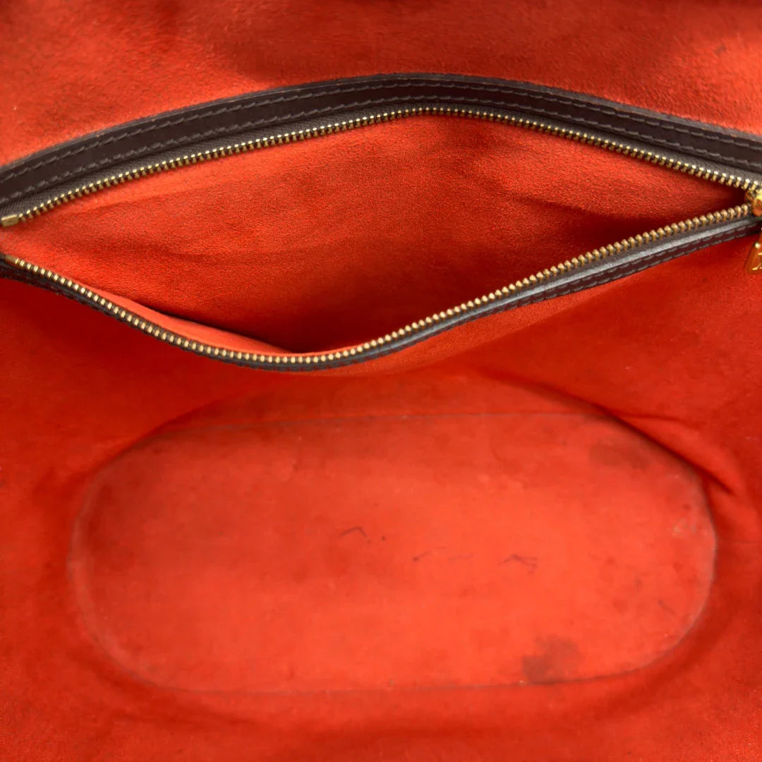 https://cdn.shopify.com/s/files/1/0564/9376/8855/files/Louis_Vuitton_Handtasche_Manosque_GM_Damier_Ebene_braun_vintage_LV8303.webp?v=1780408246